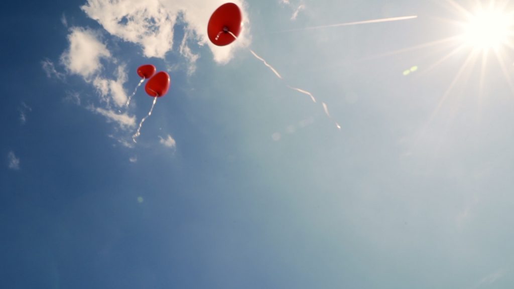 Herzluftballons steigen in den Himmel 