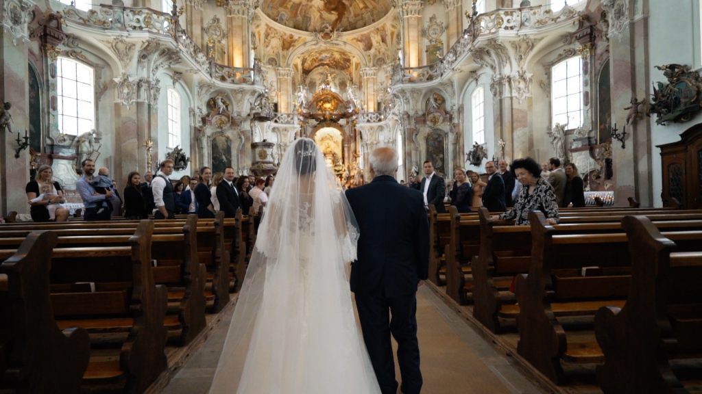 Braut beim Einzug in die Kirche 