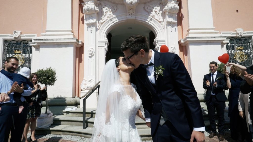 Kuss vor der Kirche nach der Hochzeit 